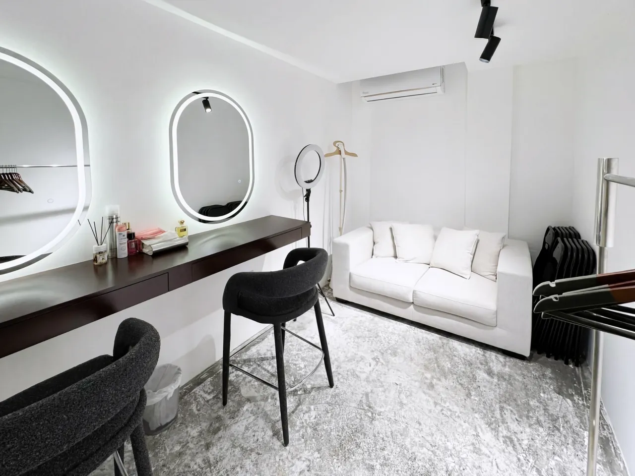 Make-up places with lighted mirrors in the dressing room