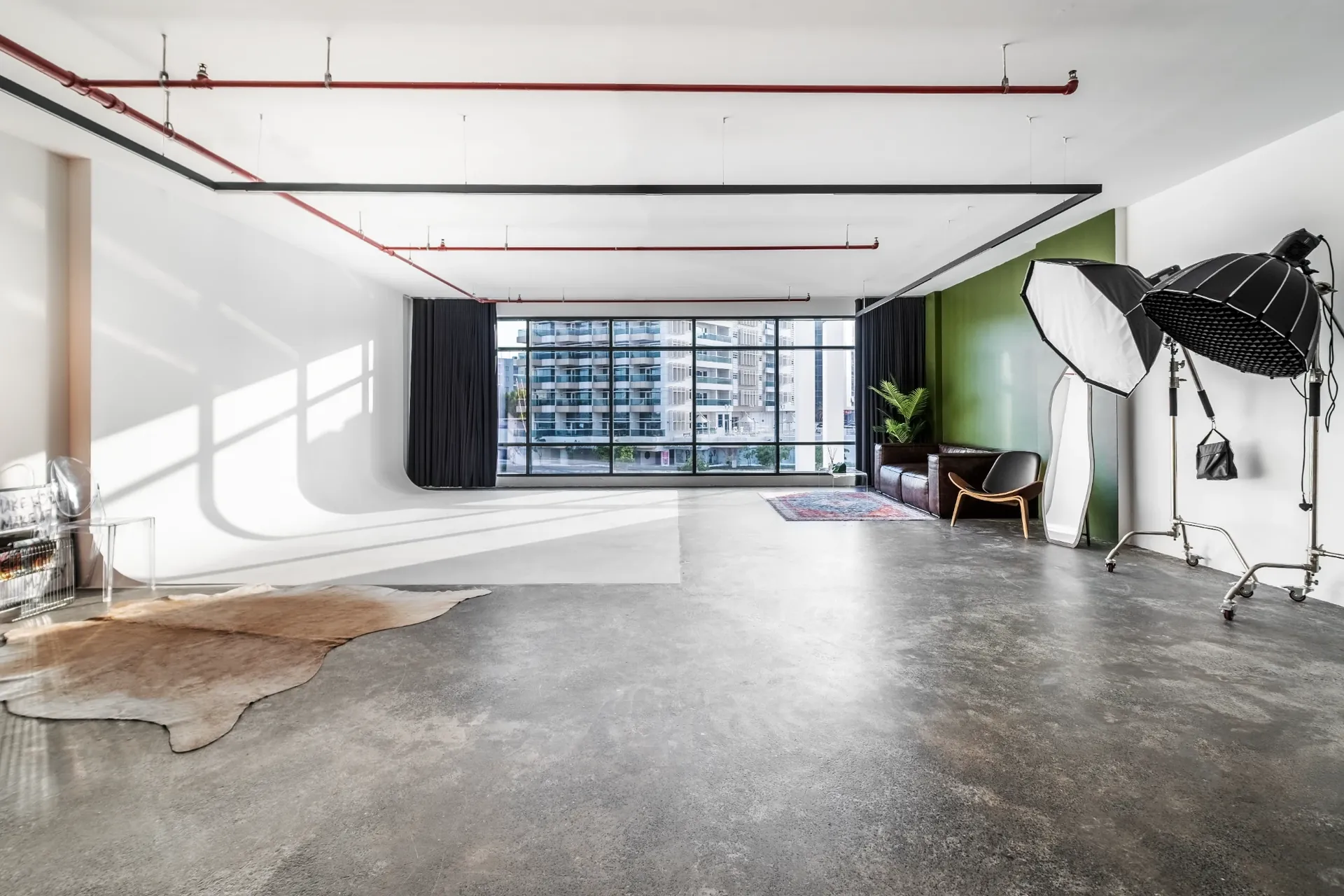 Tundra Studio: a 100 m² daylight photo studio with a white cyclorama in Al Zeina, Abu Dhabi